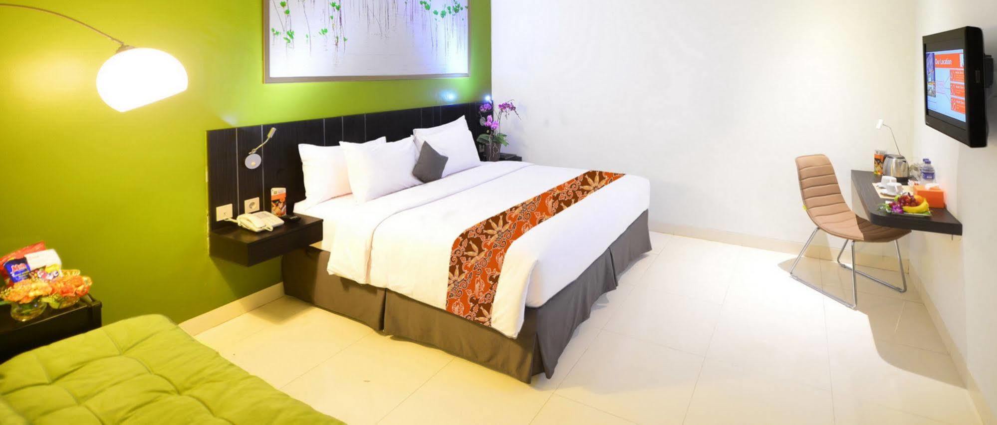 J Hotel - Bandara Soekarno Hatta Tangerang Exterior foto